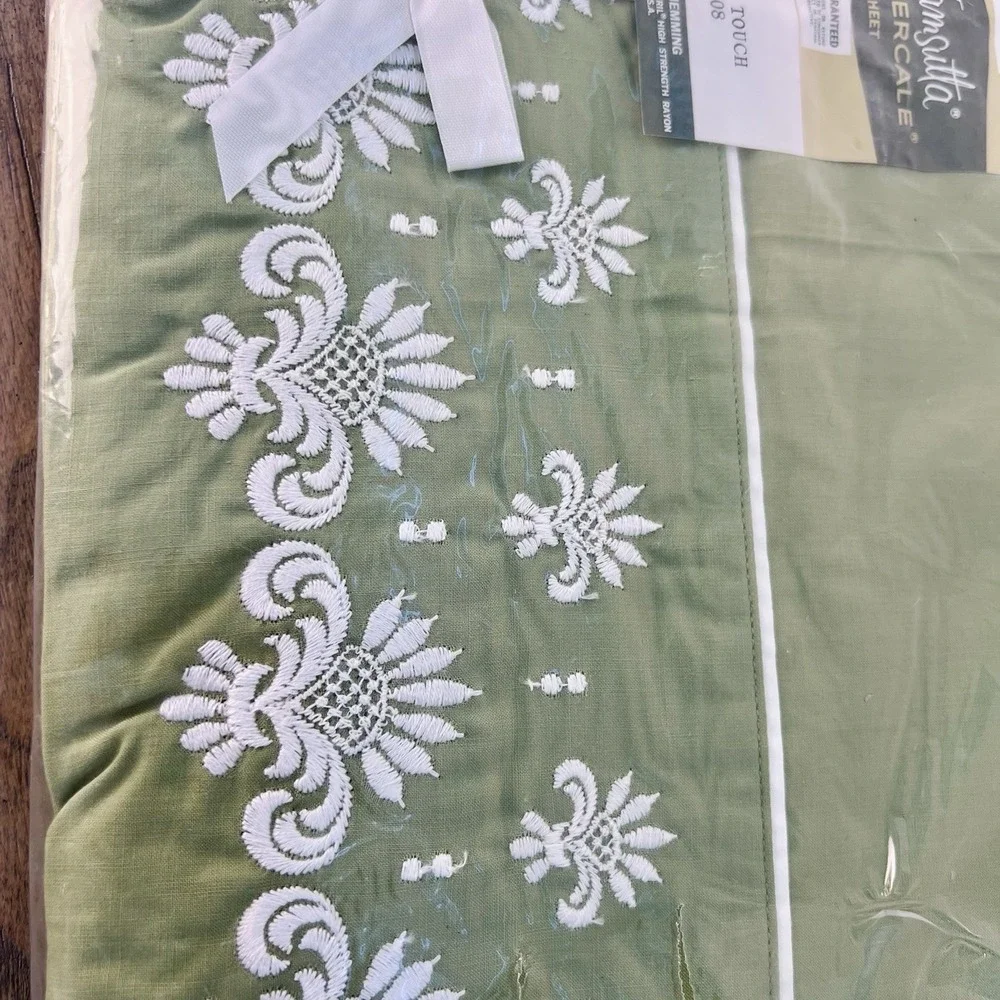 Wamsutta Lustercale Crowning Touch Green Embroidered Twin Flat Sheet Old Stock
